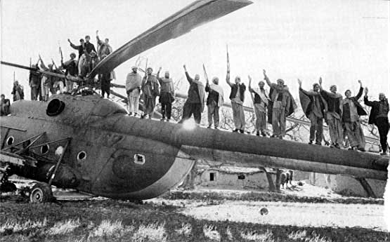 Фото сделанное западными журналистами в начале 1980-х гг. Все тот же Ми-8Т №275 с уже выгоревшим камуфляжем.